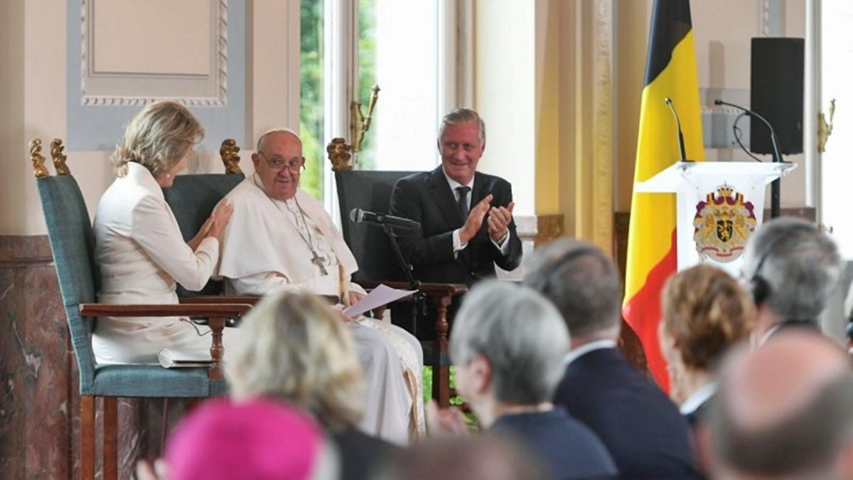 Los reyes de Bélgica aplauden a Francisco tras su discurso. Foto: Vatican Media.