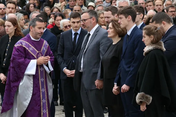 El padre Grosjean, junto con la familia de Philippine, durante el funeral.