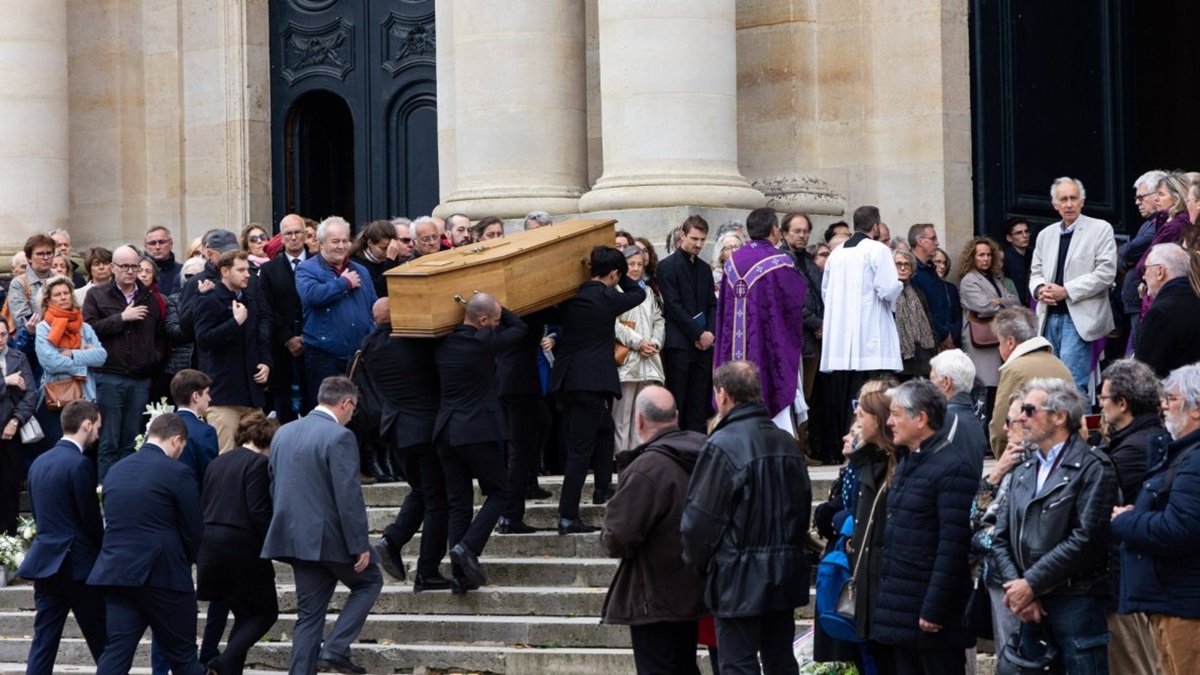 Miles de personas acudieron a la catedral de Versalles para el funeral por Philippine.