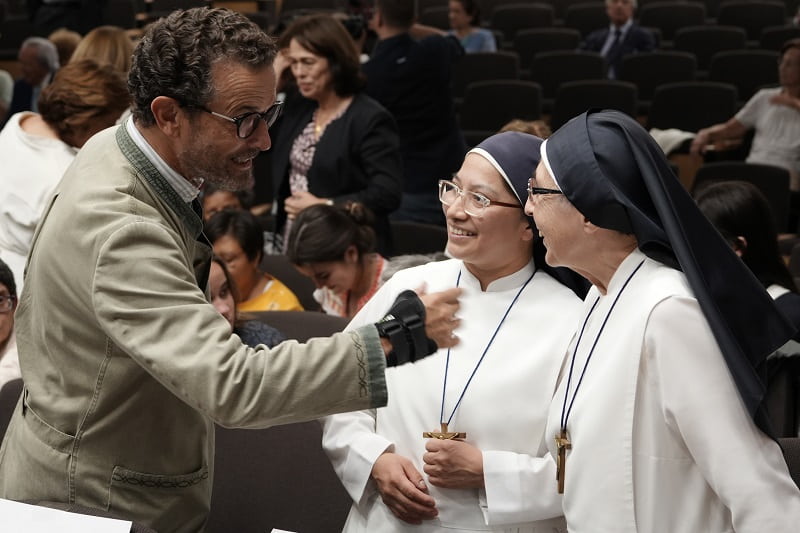 Gonzalo Alvear saluda a las  Hermanas Servidoras de Jesús que impulsan el Cottolengo del Padre Alegre