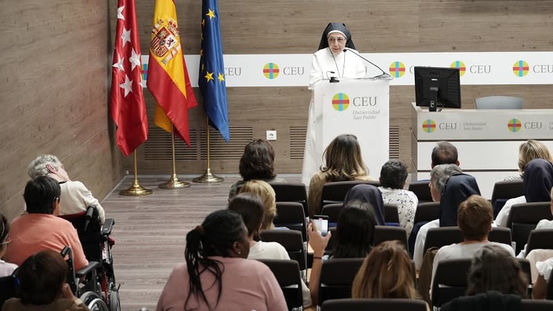 La Madre Milagros de las Hermanas Servidoras de Jesús en los Premios ReligionEnLibertad de 2024