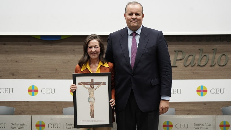 Borja Díez de Rivera con Beatriz Paredes, que recogió el Premio ReligionEnLibertad del cineasta López Linares