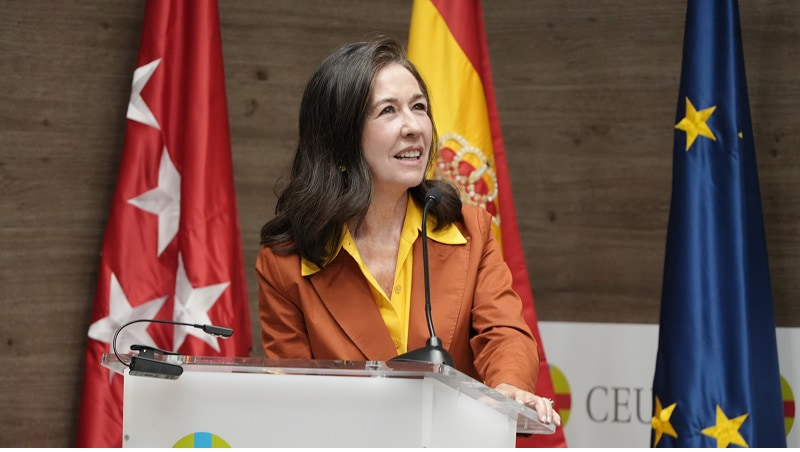 Beatriz Paredes, de Unidos por la Historia,  recogió el Premio ReligionEnLibertad del cineasta López Linares