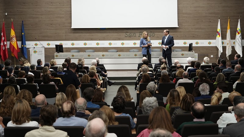 Premios ReligionEnLibertad 2024, con los presentadores Álex Navajas y Sandra Segimón