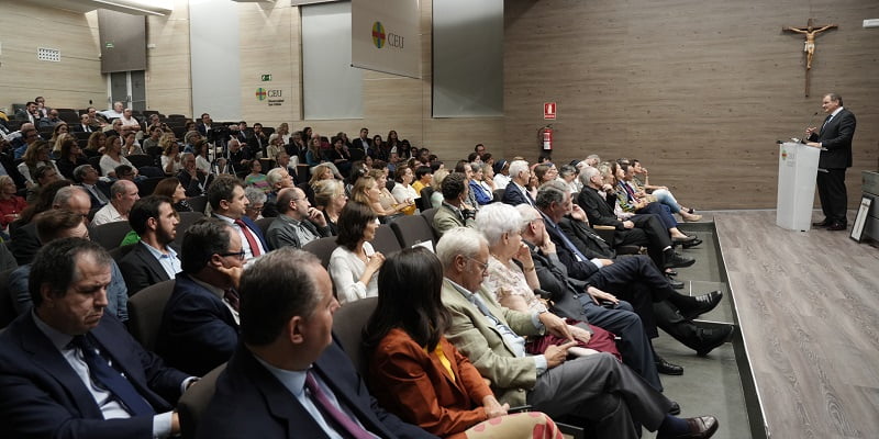  Juan Antonio Perteguer se dirige al público de los Premios ReligionEnLibertad de 2024