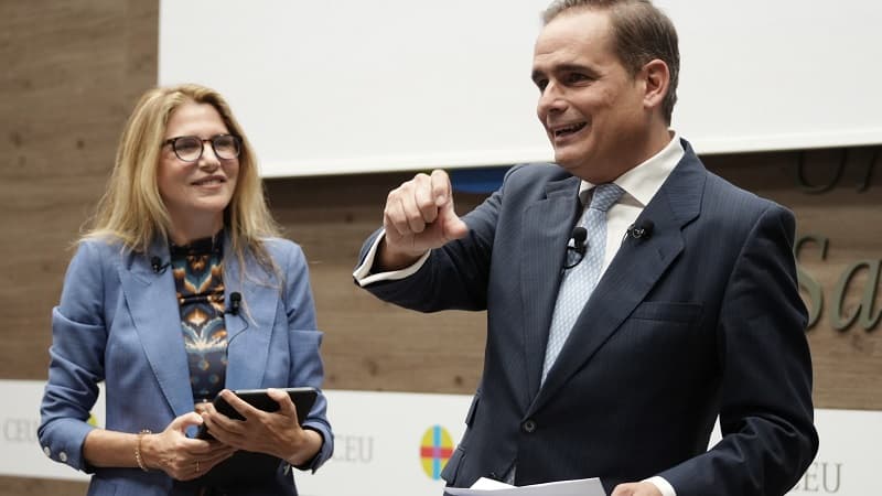 Premios ReligionEnLibertad 2024, con los presentadores Álex Navajas y Sandra Segimón