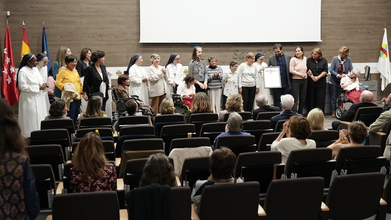 Juan Cadarso entrega el Premio ReligionEnLibertad al Cottolengo del Padre Alegre y sus religiosas