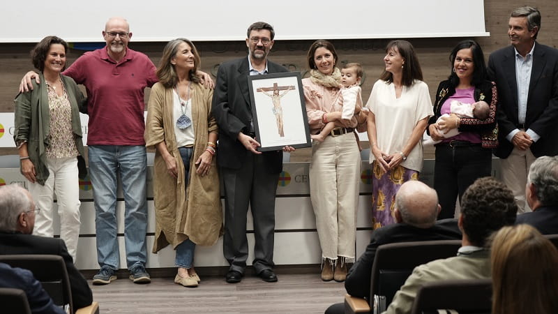 Pablo Ginés, de ReL, sostiene el galardón rodeado del equipo de la oficina de Alpha España