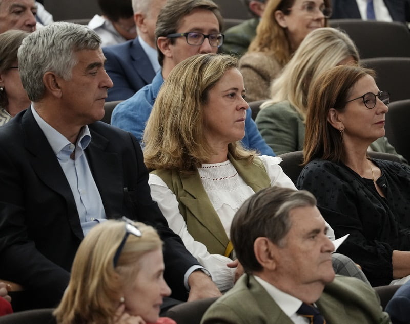 Asistentes a la entrega de los Premios Religion en Libertad de 2024 los siguen con interés