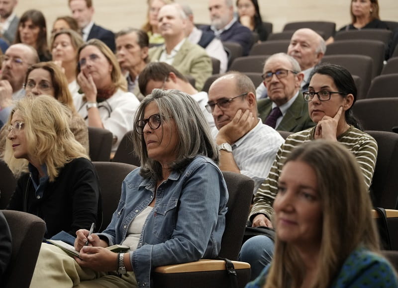 Asistentes a la entrega de los Premios Religion en Libertad de 2024 los siguen con interés