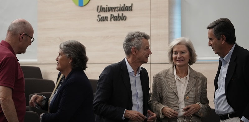 Momentos para saludarse en la entrega de Premios de ReligionEnLibertad