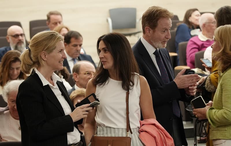 Momentos para saludarse en la entrega de Premios de ReligionEnLibertad