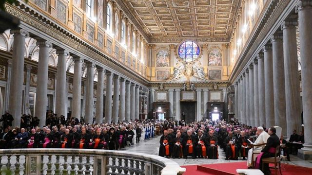 Un momento del Rosario por la paz de este domingo. Foto: Vatican Media.