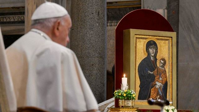 La imagen de la Salus Populi Romani, advocación patrona de Roma a la que Francisco tiene una devoción especial, presidió el acto y ante ella se detuvo el Papa unos momentos para rezar. Foto: Vatican Media.