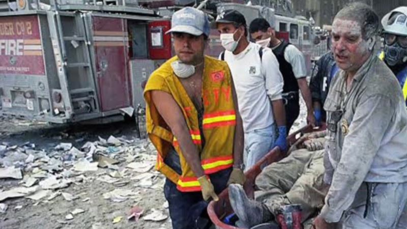 William Rodríguez, primero por la izquierda en la foto, ayudando a rescatar heridos en las Torres Gemelas.