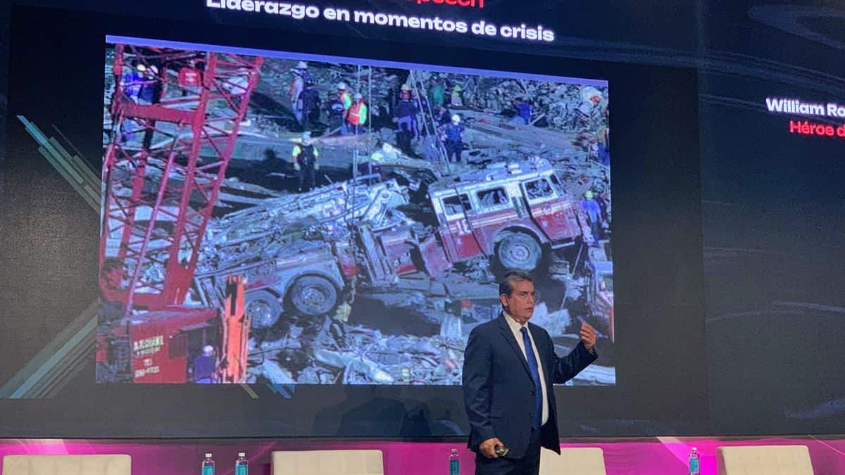 William Rodríguez muestra un camión de bomberos como el que le protegió a él cuando se derrumbó la Torre Norte.