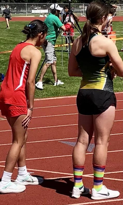 Anneleigh, en la línea de salida junto al atleta que ganó la competición.