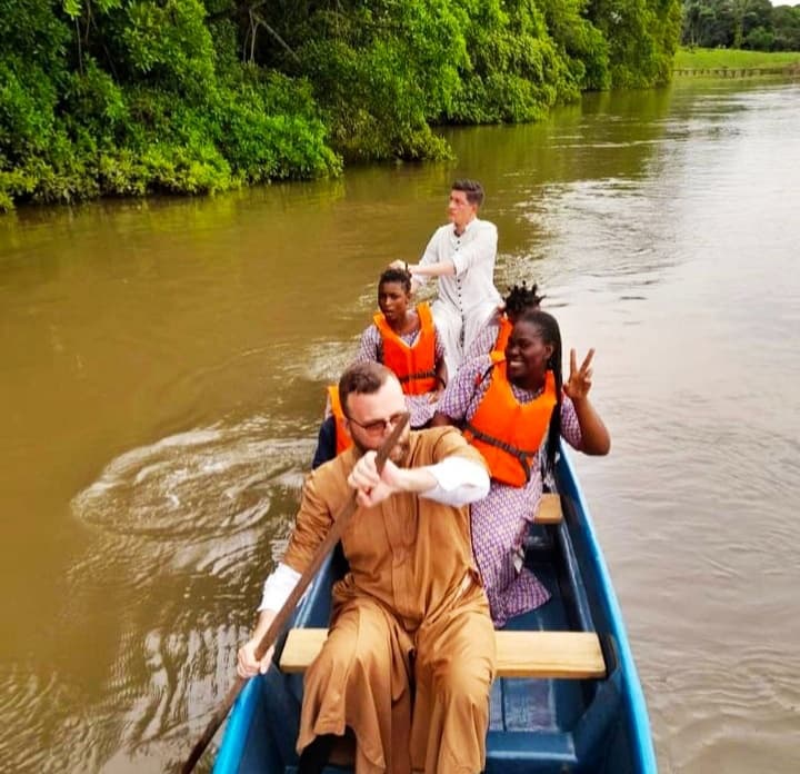 El misionero Alexis Rouquayrol, en el río Ngounié.  