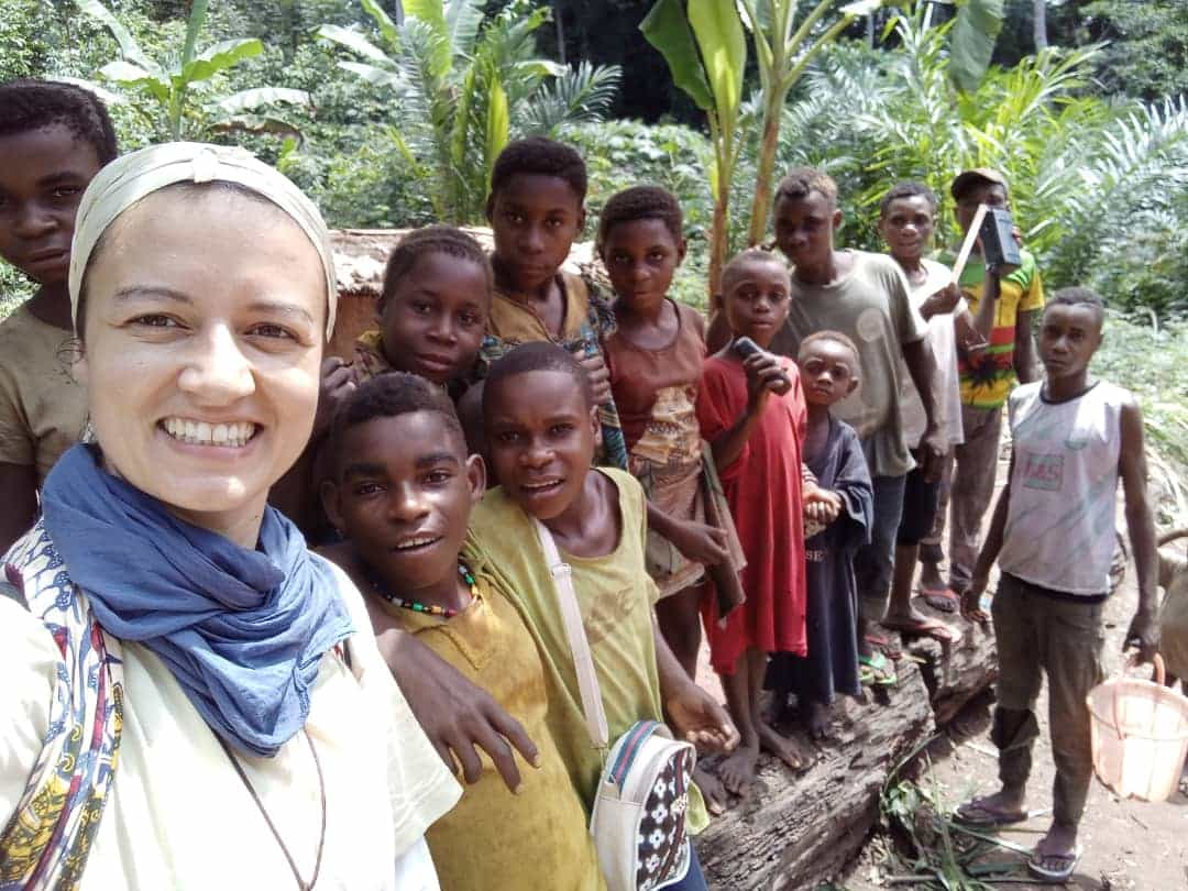 Lucía Fonts, misionera comboniana, con los pigmeos de República Centroafricana