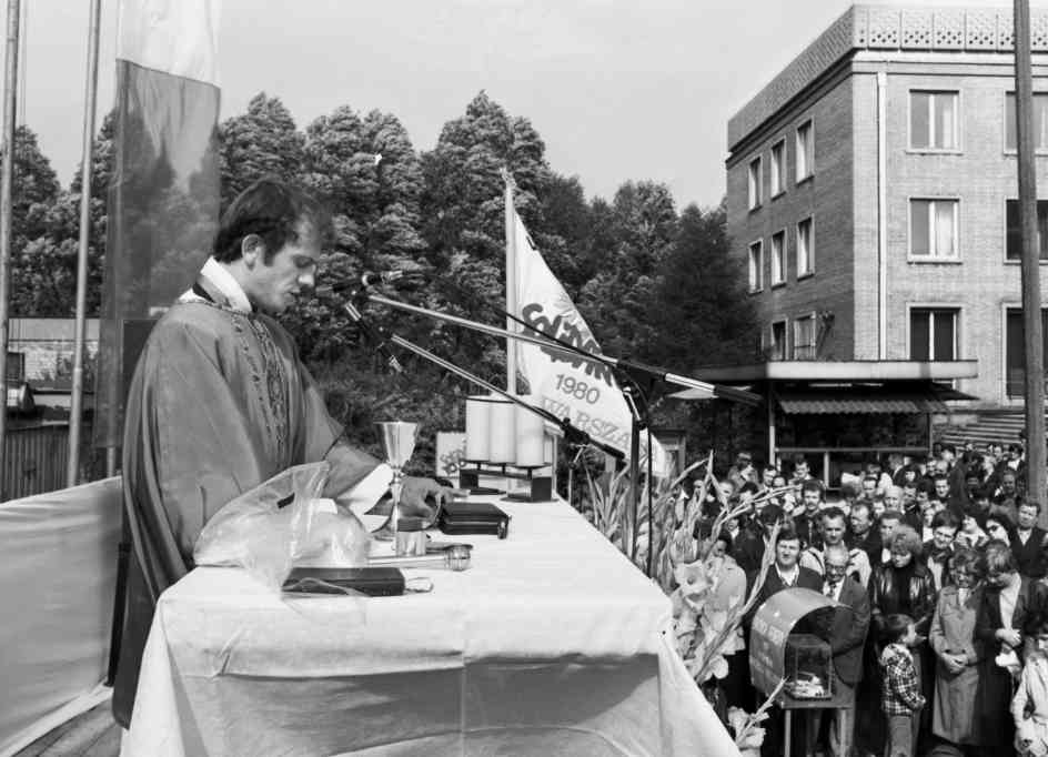 El mártir Jerzy Popieluszko en misa en 1980 con el sindicato Solidaridad