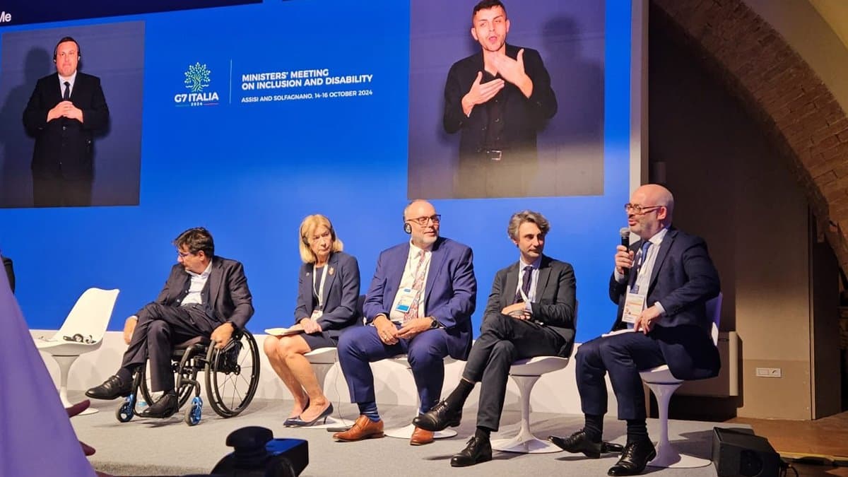 Grégoire François-Dainville (a la derecha en la foto), director general de la Fundación Jérôme Lejeune, durante una sesión del G7.