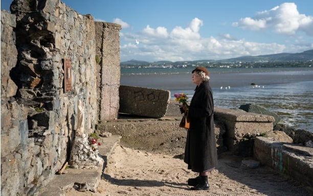 Maggy Smith, en El Club de los Milagros es una anciana que recuerda a su hijo fallecido en el mar... pero hay una historia detrás