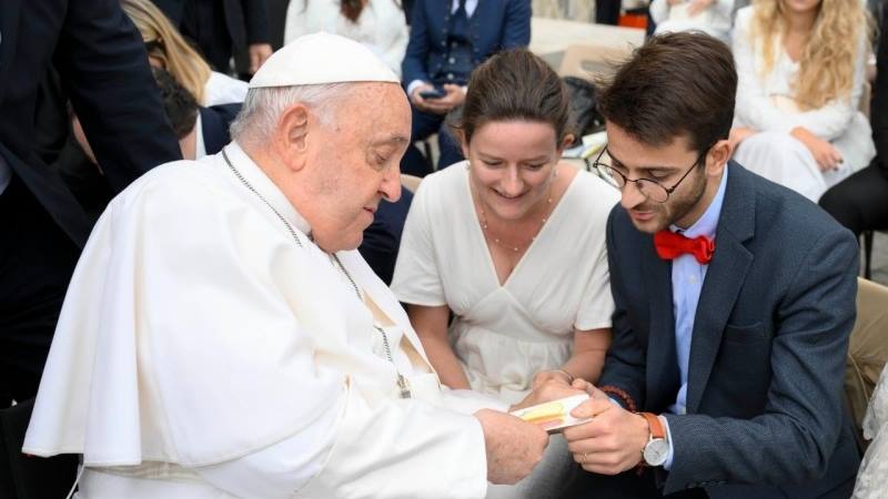 Francisco, con dos recién casados que le saludaron durante la audiencia.