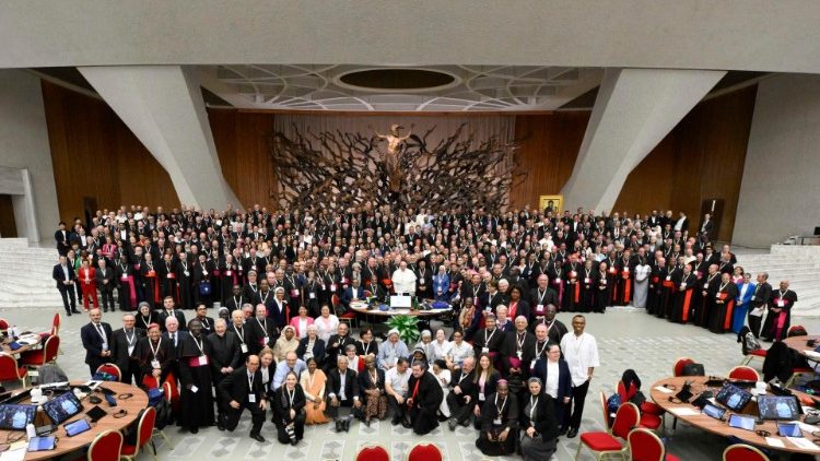 Foto de grupo al final del Sínodo de la Sinodalidad en Roma