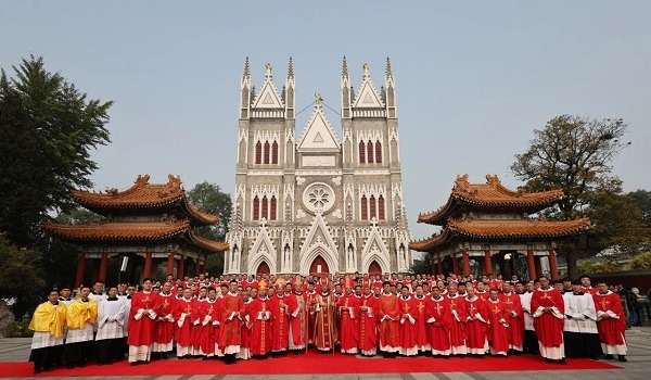 Foto de grupo del obispo Zhen y los asistentes a su ordenación episcopal en la catedral de Pekín