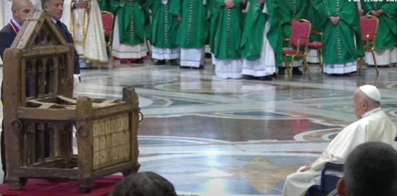 Francisco contempla la antigua silla papal medieval, del siglo IX, restaurada