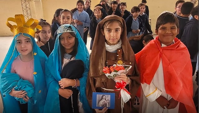 Niños con trajes de santos en una fiesta de Holywins en Argentina