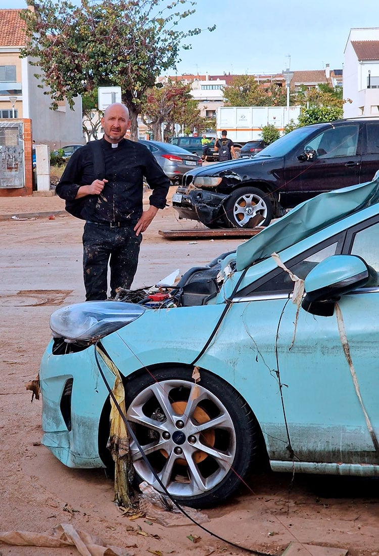 El sacerdote Olbier Hernández en la localidad de Alfafar
