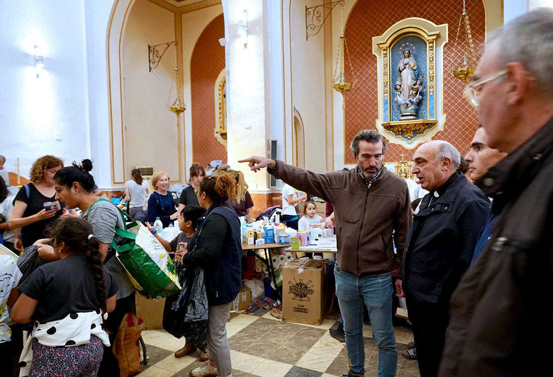 El arzobispo de Valencia, Enrique Benavent, se trasladó a la parroquia de La Torre para conocer de primera mano los avances en la ayuda a los damnificados de la Dana.