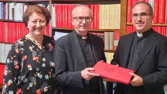 Boguslaw Stanislaw Turek, en el centro de la imagen, recibe el Informe Jubileo 2025 de manos de Lourdes Grosso García y Fernando del Moral Acha.