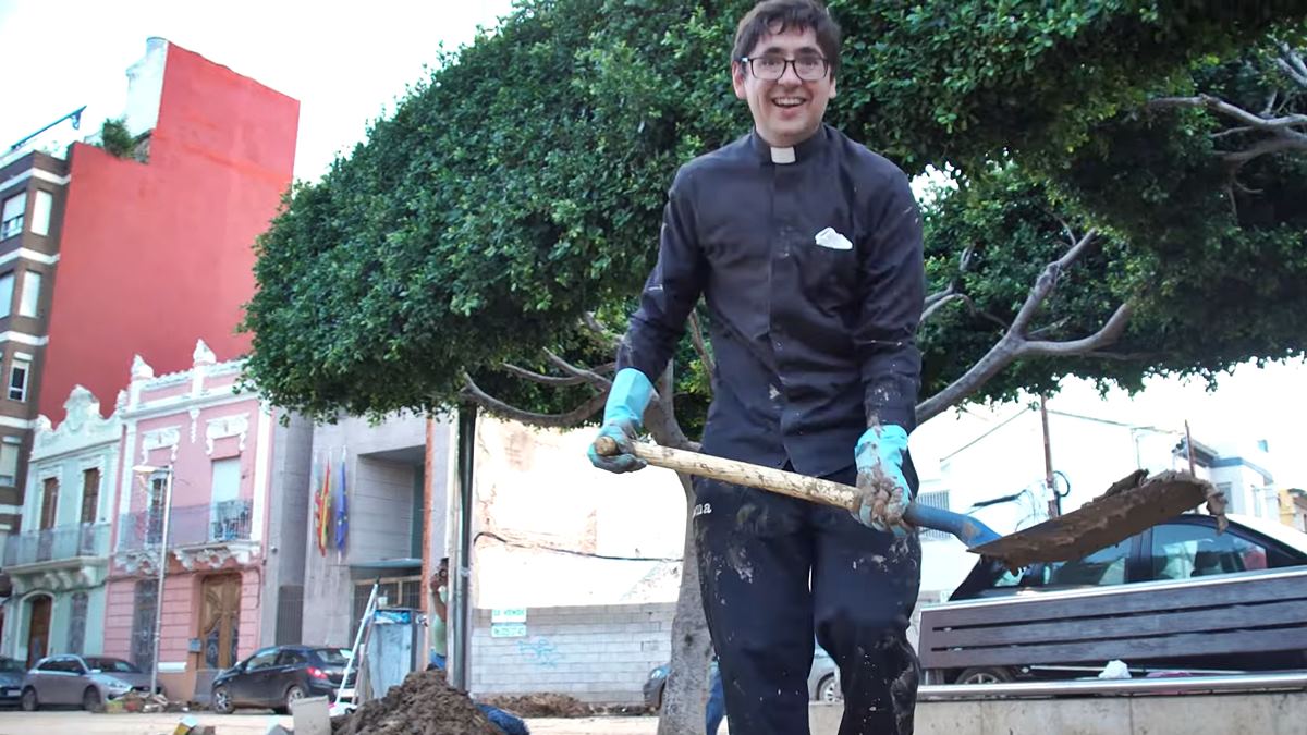 El padre Sergio, en labores de limpieza. Señala que, en medio de la tragedia, la alegría de la solidaridad ha estado muy presentes.