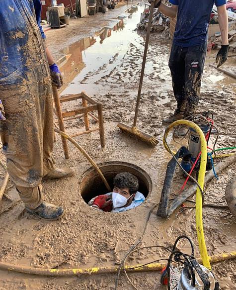 Bosco, primo de Irene, metido en una alcantarilla para bombear agua. Bosco vivió una odisea el mismo día de la inundación, donde pudo morir y a la vez salvó de morir a varias personas.