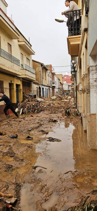 Esto es lo que vio Irene en su calle a la mañana siguiente de la inundación.