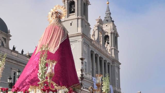 La entrada de la Virgen en la explanada de la catedral.