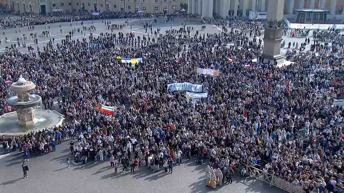 La Plaza de San Pedro, este domingo a las doce de la mañana. Foto: captura Vatican Media.