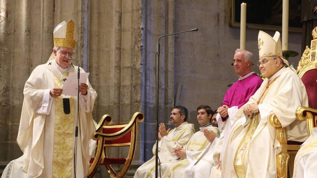 Monseñor Saiz Meneses agradece al Papa, representado por el cardenal Semeraro (a la derecha de la foto) "este gran regalo para la archidiócesis".