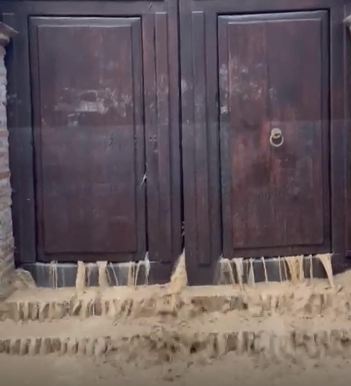 Así salía el agua por la puerta de uno de los templos.