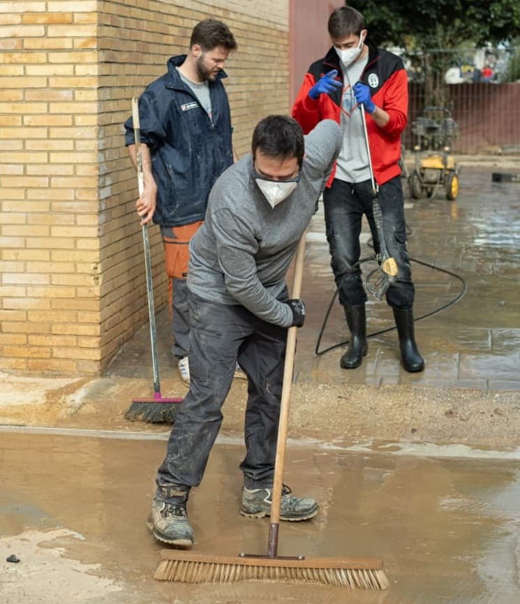 Limpiando barro en el colegio San Antonio de Padua de Catarroja