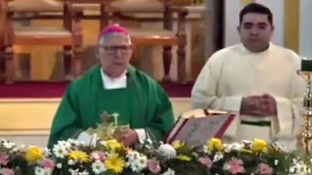 Momento en el que el obispo Herrera denuncia el "sacrilegio" que supone violar el normal desenvolvimiento del culto a Dios.