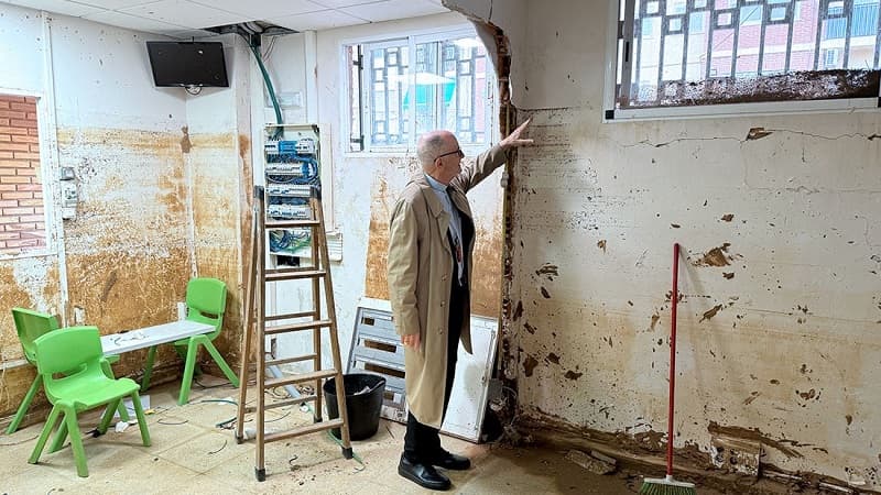 El cardenal Czerny comprueba la altura de la inundación en su visita a las zonas dañadas de Valencia