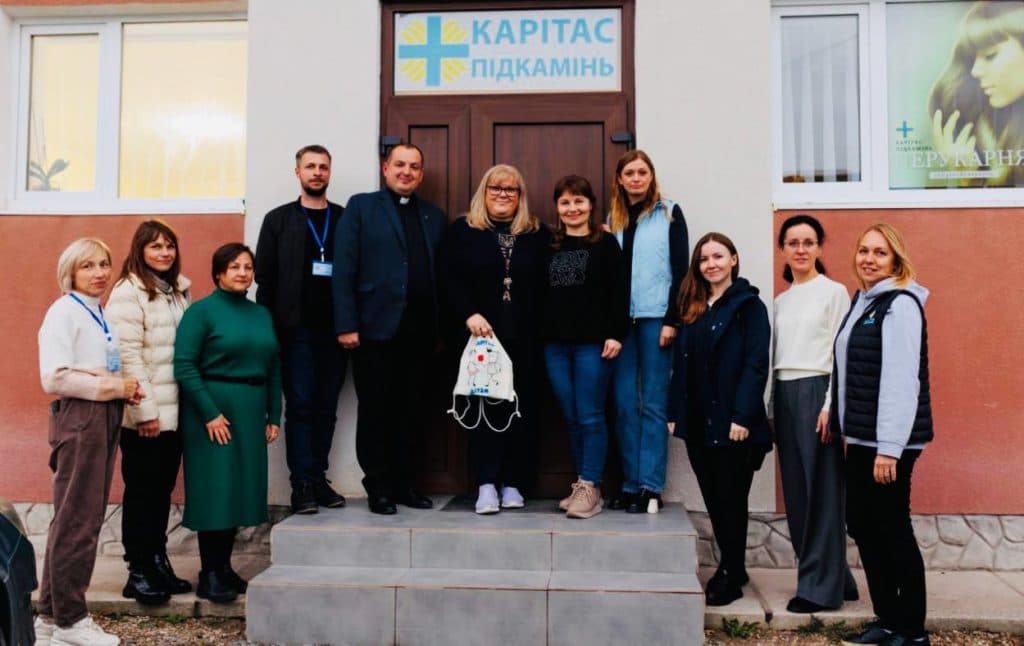 El equipo de Cáritas Pidkamin, con el párroco, voluntarios y profesionales