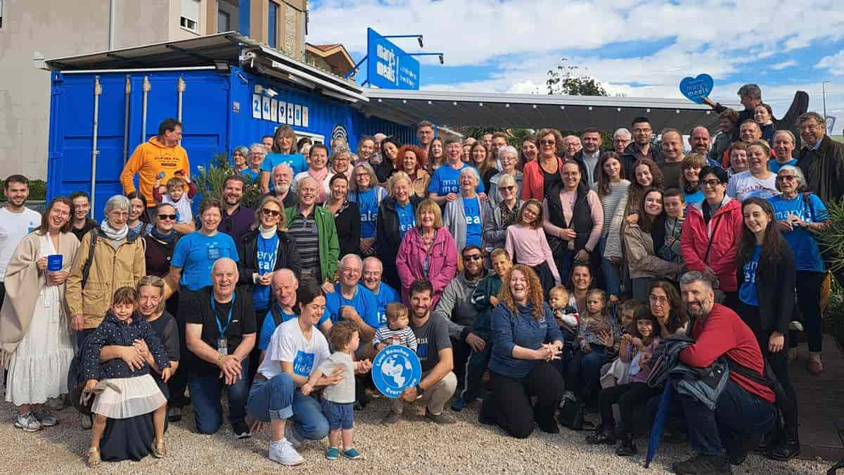 El célebre contenedor azul [Blue Container] de Mary's Meals en Medjugorje.