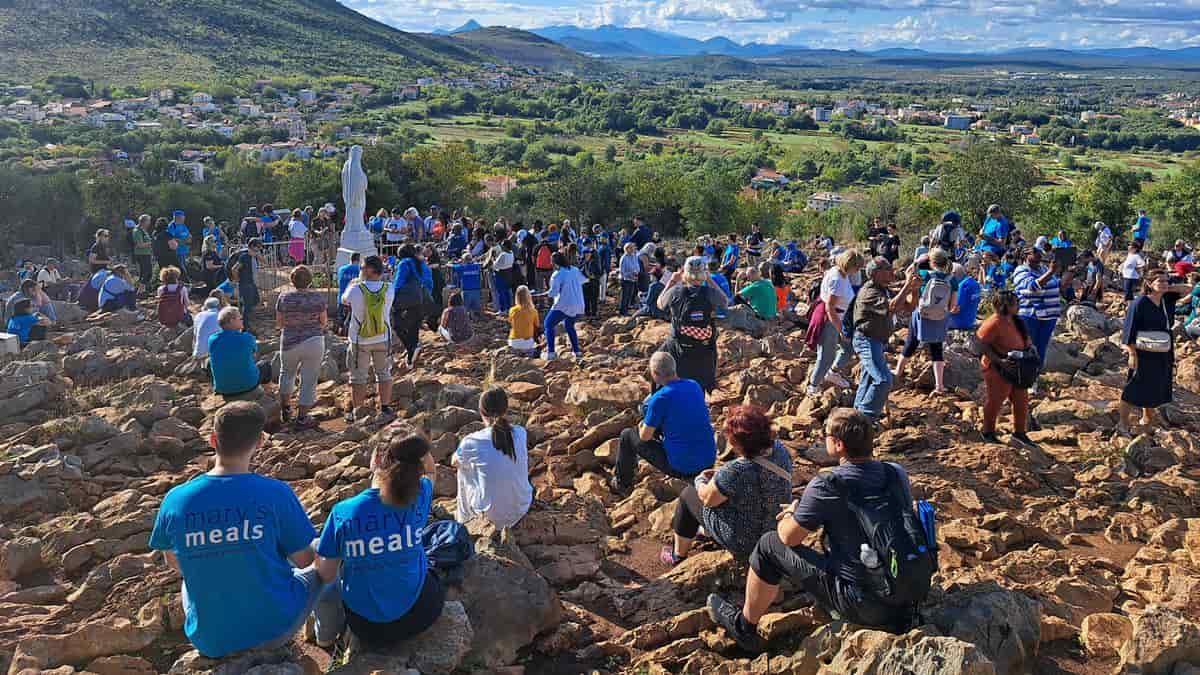 Voluntarios de Mary's Meals, en torno a la imagen de la Virgen en Medjugorje.