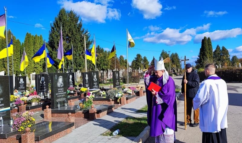 El obispo de Lutsk en el cementerio en noviembre, mes de orar por difuntos