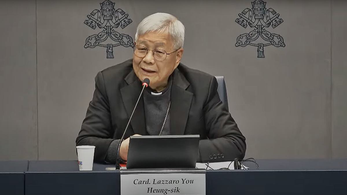 El cardenal prefecto del Clero, durante la presentación del documento.