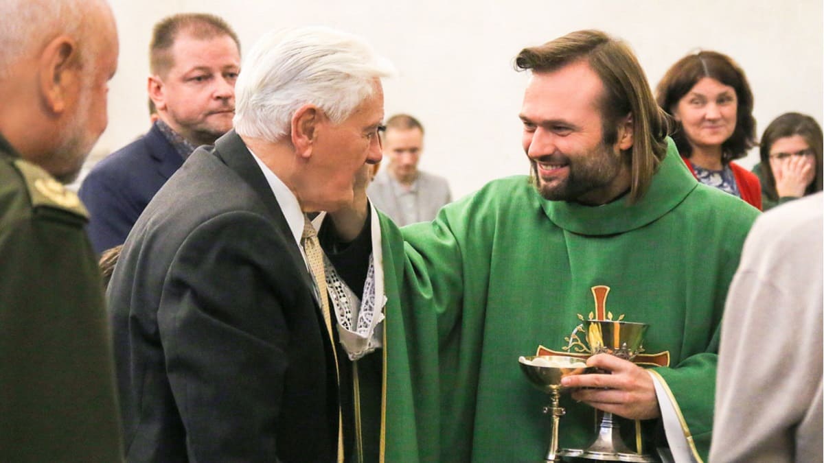 Valdas Adamkus, que fue dos veces presidente de Lituania, en misa en la parroquia de la Ramintoja, Pacificadora